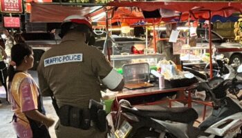 Паттайя: жёсткие меры против уличных торговцев, они подвергаются штрафам на фоне усиливающегося хаоса на дорогах