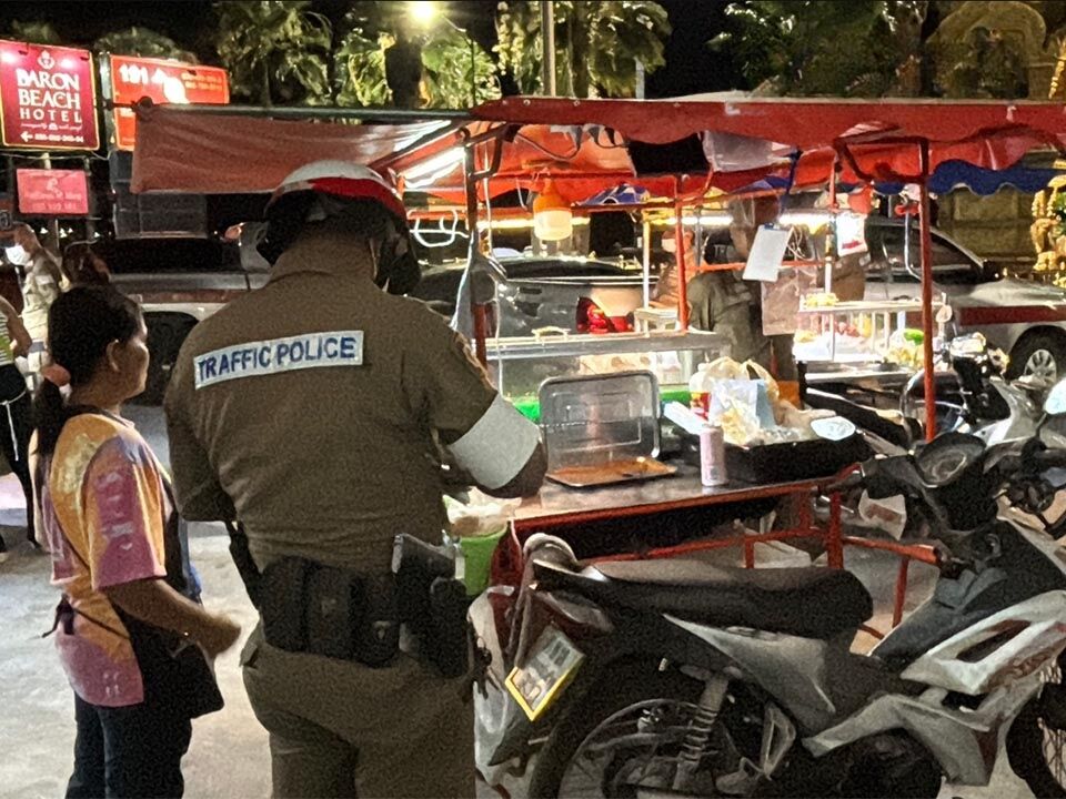 Паттайя: жёсткие меры против уличных торговцев, они подвергаются штрафам на фоне усиливающегося хаоса на дорогах