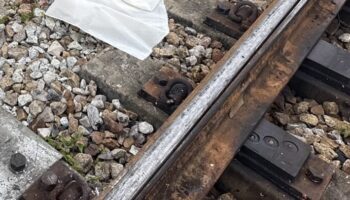 Подростки на мотоцикле погибли под колесами поезда в результате аварии в Сонгкхле