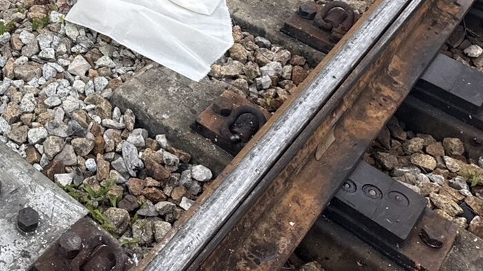 Подростки на мотоцикле погибли под колесами поезда в результате аварии в Сонгкхле