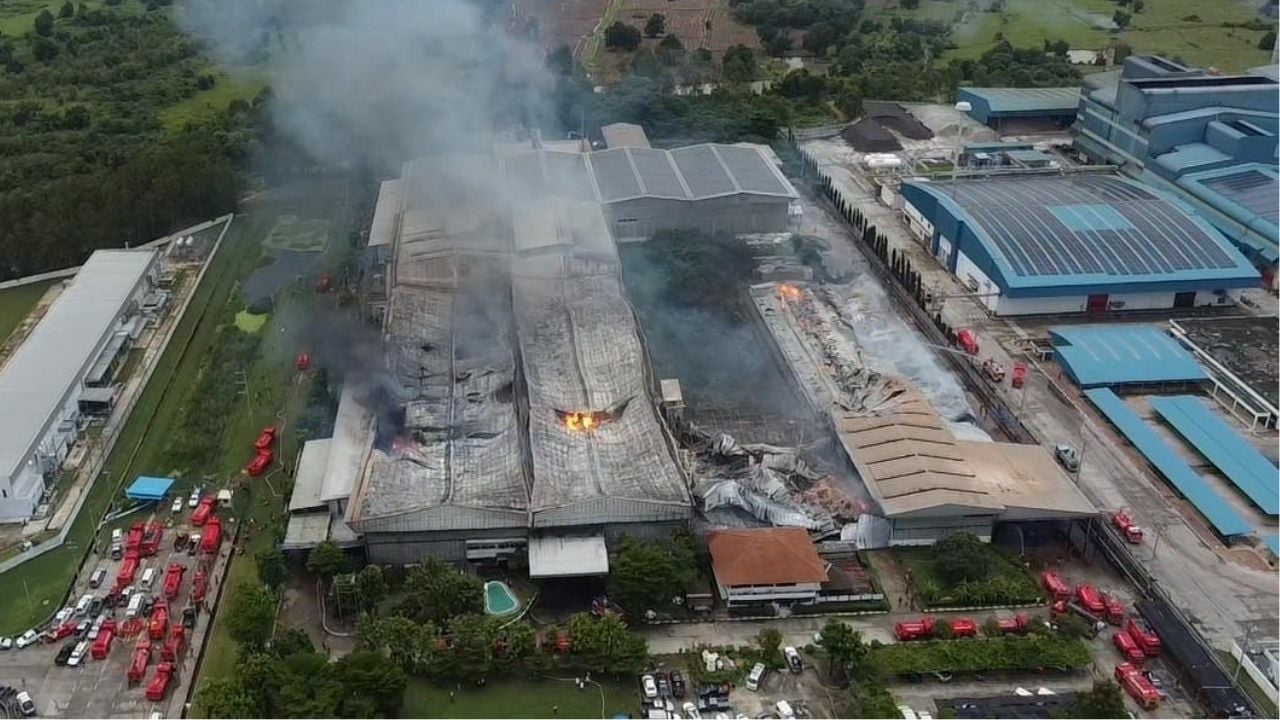 Пожар на бумажной фабрике в Сарабури унес 6 жизней и оставил более 10 пропавшими без вести