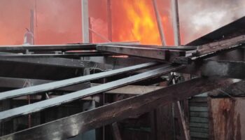 Пожар, повредивший дома в общине Клонг Тоэй, был быстро потушен