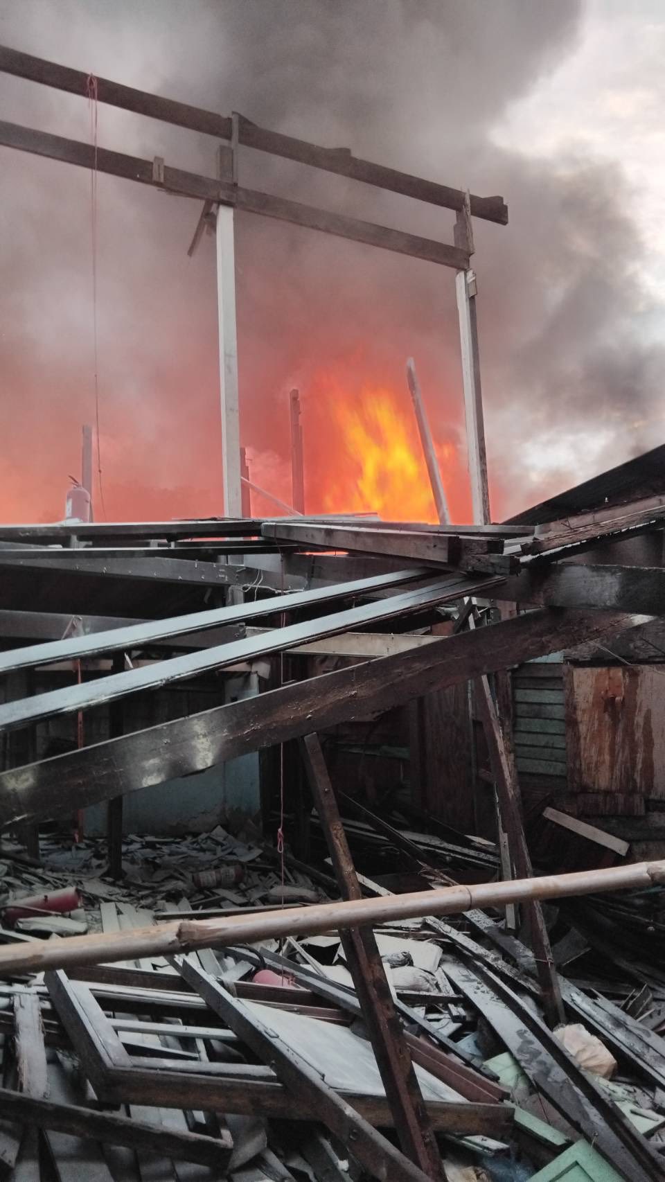 Пожар, повредивший дома в общине Клонг Тоэй, был быстро потушен