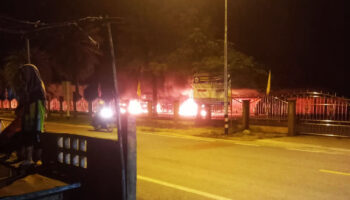 Пожар уничтожает автомобили, офисное здание в Паттани