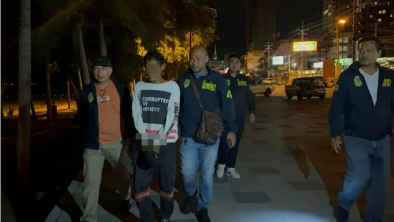 Пойман: вор на пляже Паттайи уличен в сокрытии добычи в кустах