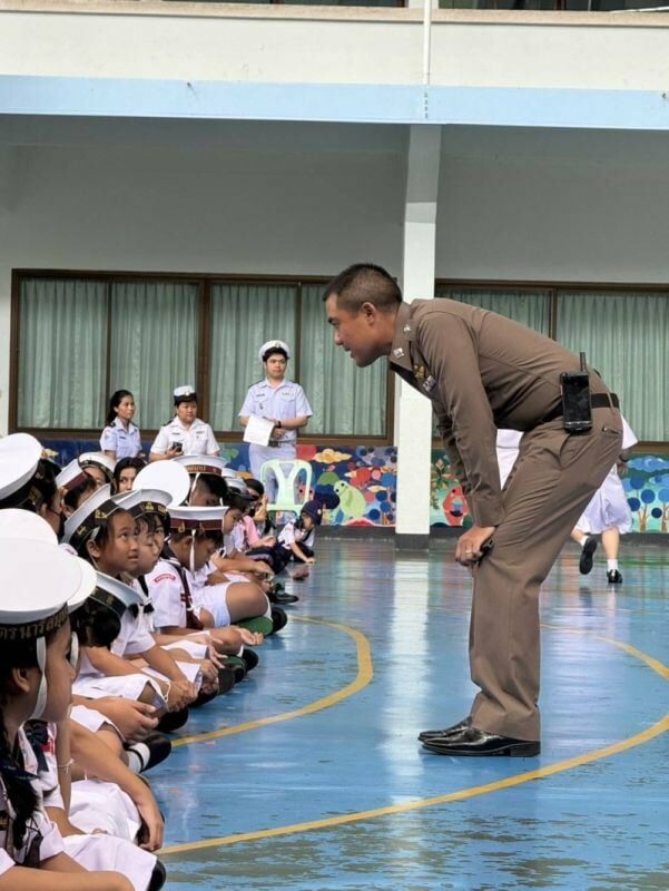 Полицейские Пхукета объединились со школой для борьбы с наркотиками и повстанцами в шлемах