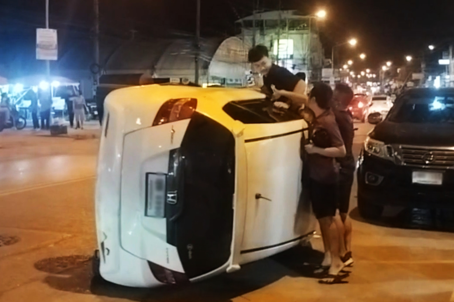 Полиция арестовывает продавцов вейпов, сбежавших после опрокидывания автомобиля