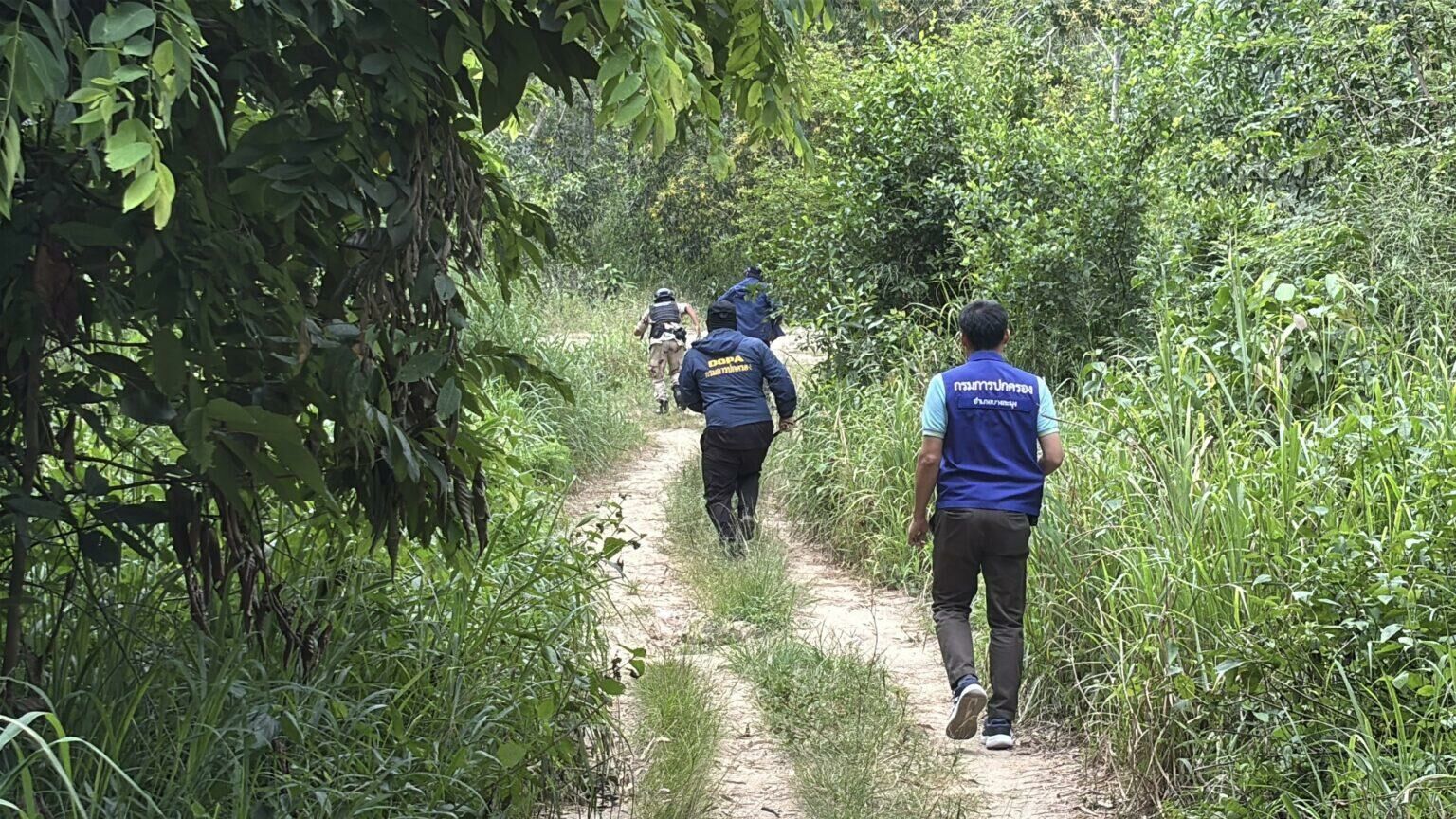 Полиция Банг Ламуна совершила налет на наркопритон: полицейские взломали бамбуковое укрытие