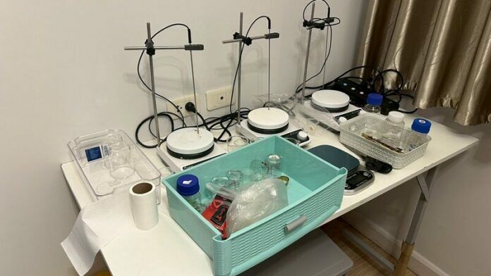 Полиция Бангкока арестовала троих за продажу электронных сигарет с наркотиками