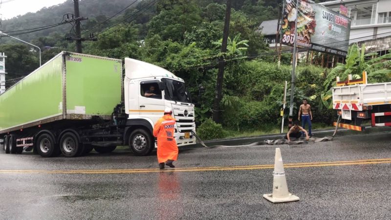 Полиция оштрафовала водителя, перекрывшего выезд из Патонга