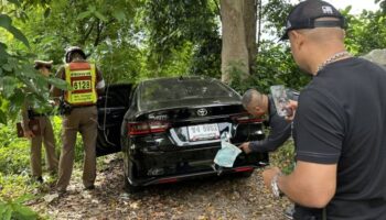 Полиция Патонга проверяет подозрительную иномарку со скрытыми номерами