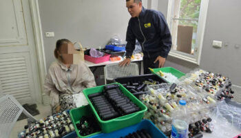 Полиция провела рейд на нелегальную фабрику по переработке использованных устройств для повторной продажи.