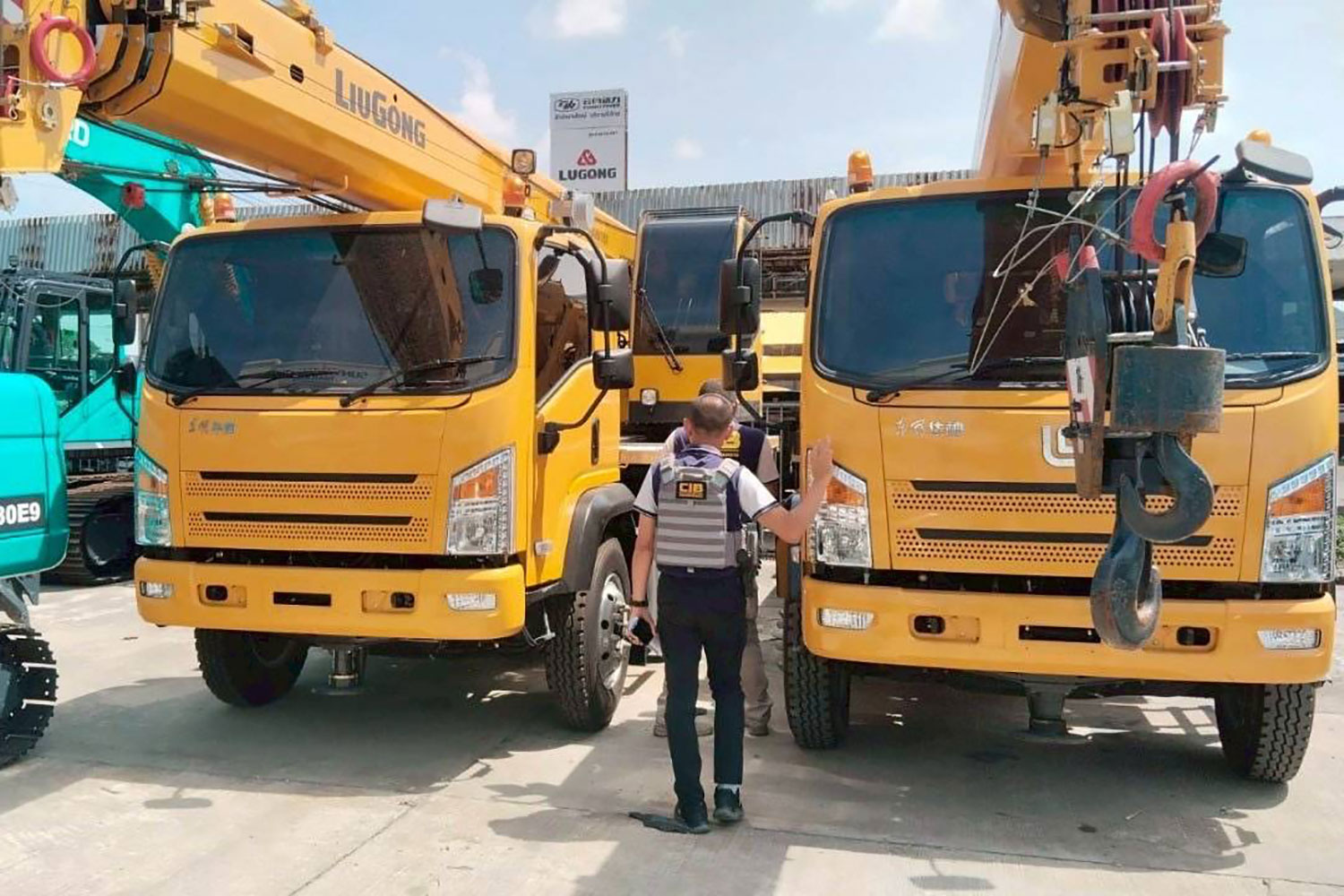 Полиция проводит рейд на китайскую компанию с тайскими номиналами