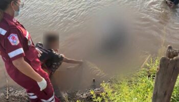 Полиция расследует смерть неопознанного мужчины в канале Аюттхая