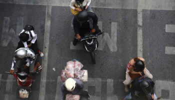 Правительство Таиланда предупреждает, что в воскресенье начнется борьба с нарушителями прав в мотоциклетных шлемах