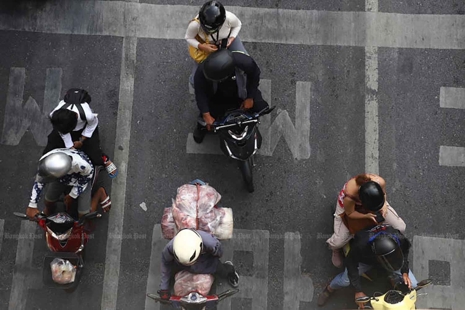 Правительство Таиланда предупреждает, что в воскресенье начнется борьба с нарушителями прав в мотоциклетных шлемах