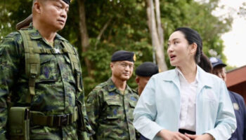 Премьер-министр Таиланда борется за политическое выживание в условиях внутреннего и внешнего кризиса