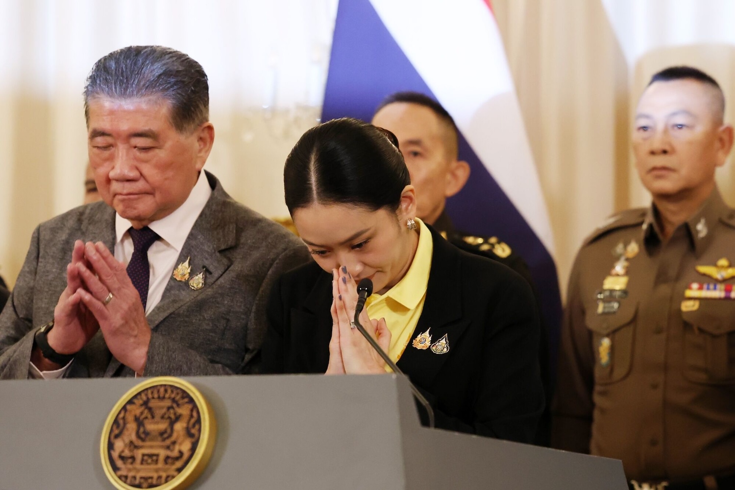 Премьер-министр Таиланда приносит извинения, но коалиция на грани развала