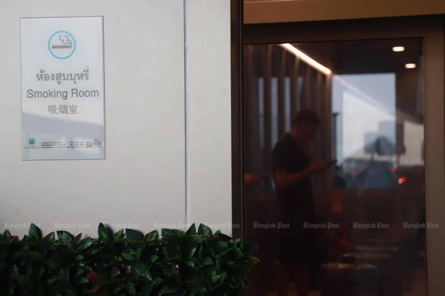 Премьер-министр хочет стандартизировать места для курения в аэропортах