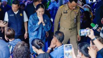 Премьер раздает наборы для оказания помощи в пострадавшем от наводнения Хьенграи