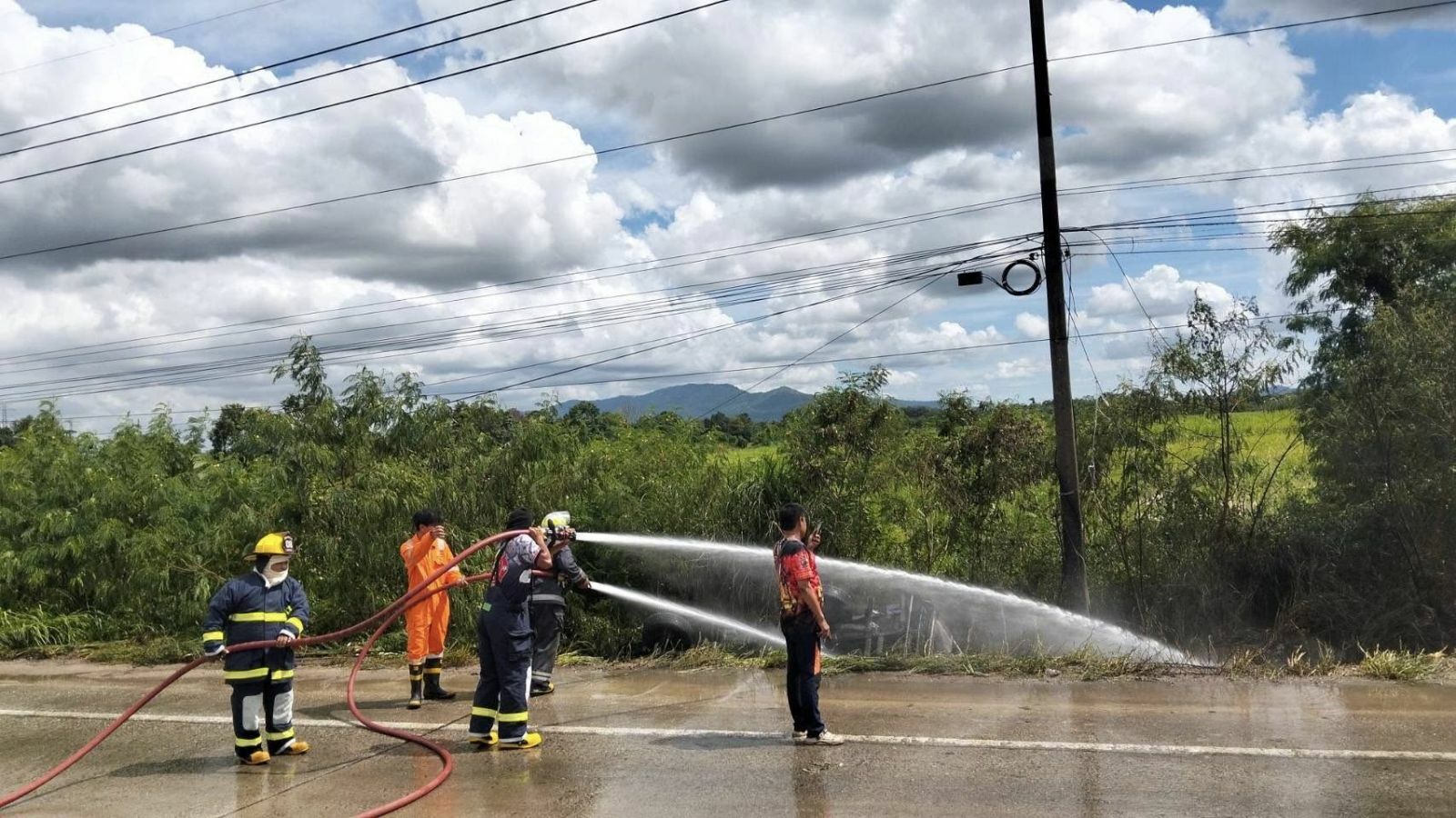 При взрыве грузовика в Чонбури пламя поднялось на высоту 10 метров (видео)