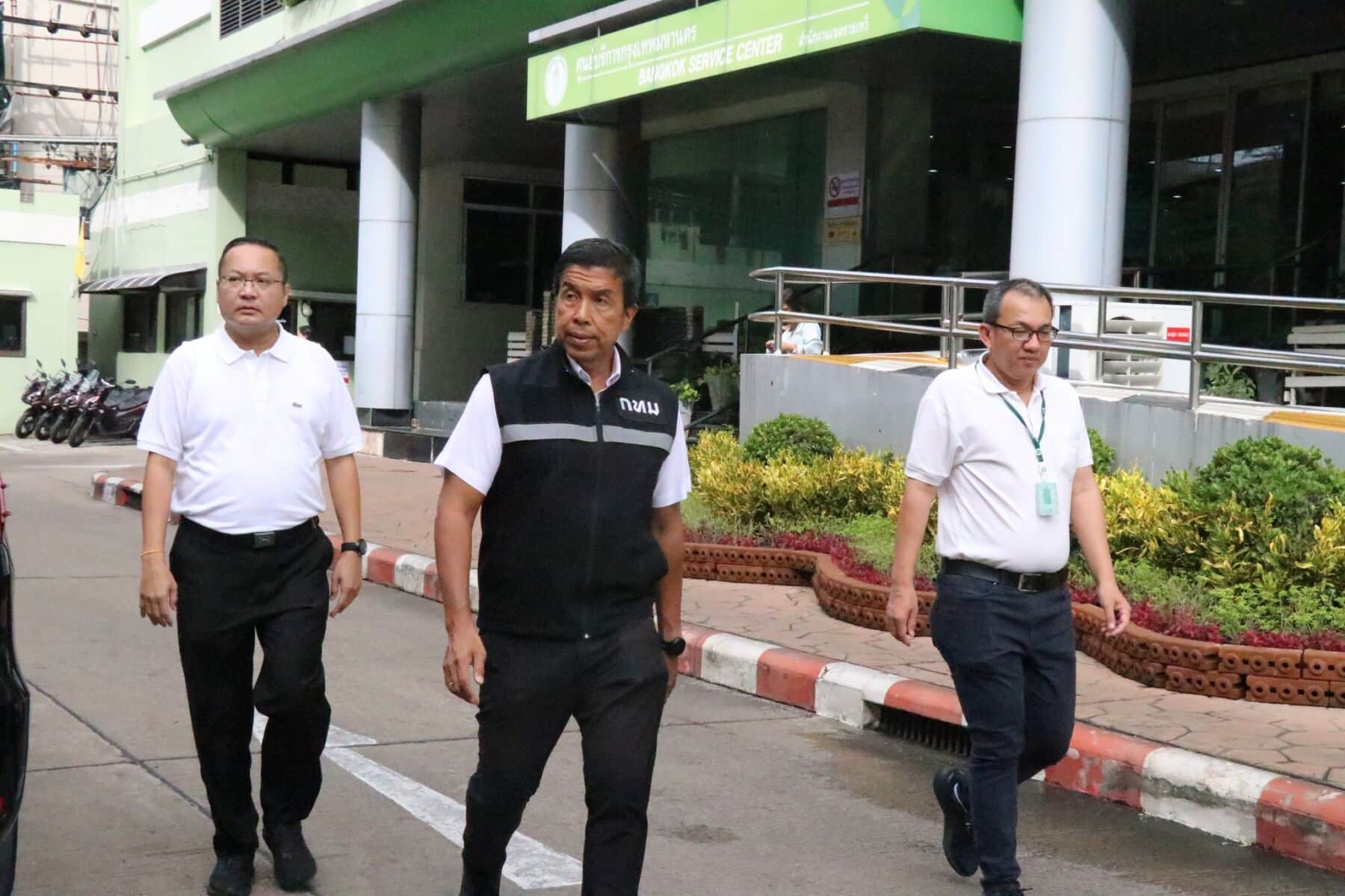 Протестное противостояние: губернатор Бангкока проверяет Памятник Победы