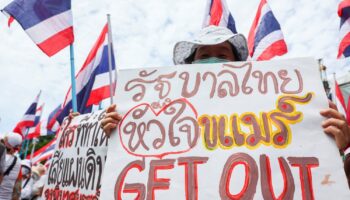 Протестующие требуют отставки премьер-министра после утечки телефонного звонка