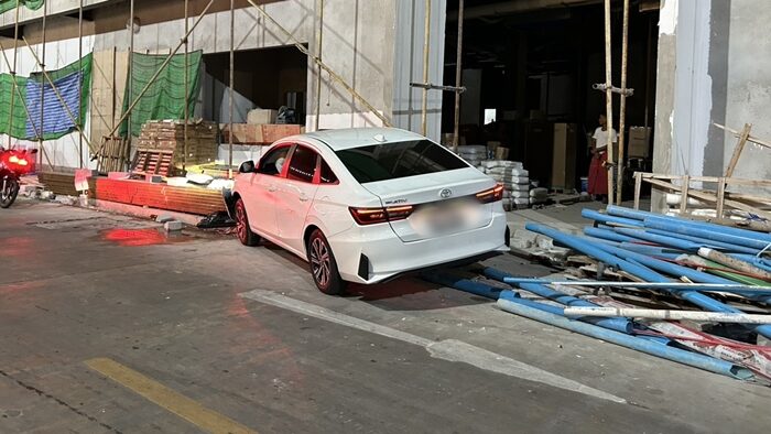 Пьяная женщина врезалась на машине в строительную площадку в Паттайе