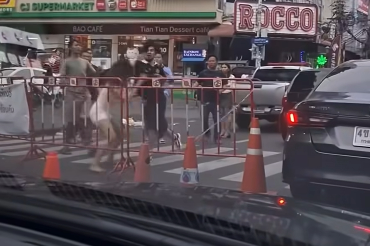 Пьяный турецкий подросток нападает на тайку после того, как она отвергла его