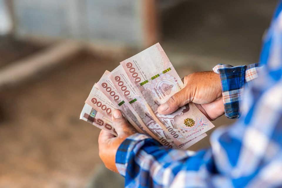 Рабочие Бангкока получают 400 бат на зарплате в результате изменений в оплате труда