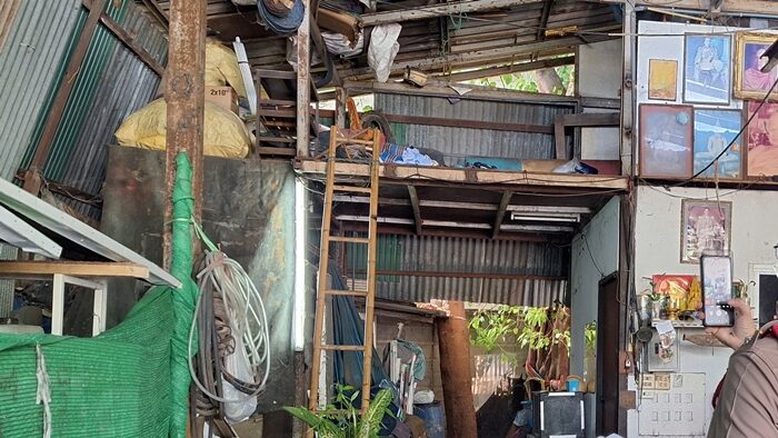 Рабочий склада погиб после падения с мезонина в Самут-Пракане