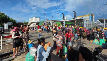 Радость и облегчение, когда камбоджийские граждане потоком пересекают тайскую границу после редкого открытия