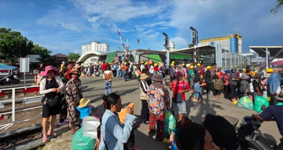 Радость и облегчение, когда камбоджийские граждане потоком пересекают тайскую границу после редкого открытия