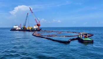 Разлив нефти в Чонбури спровоцировал быстрые усилия по ликвидации последствий