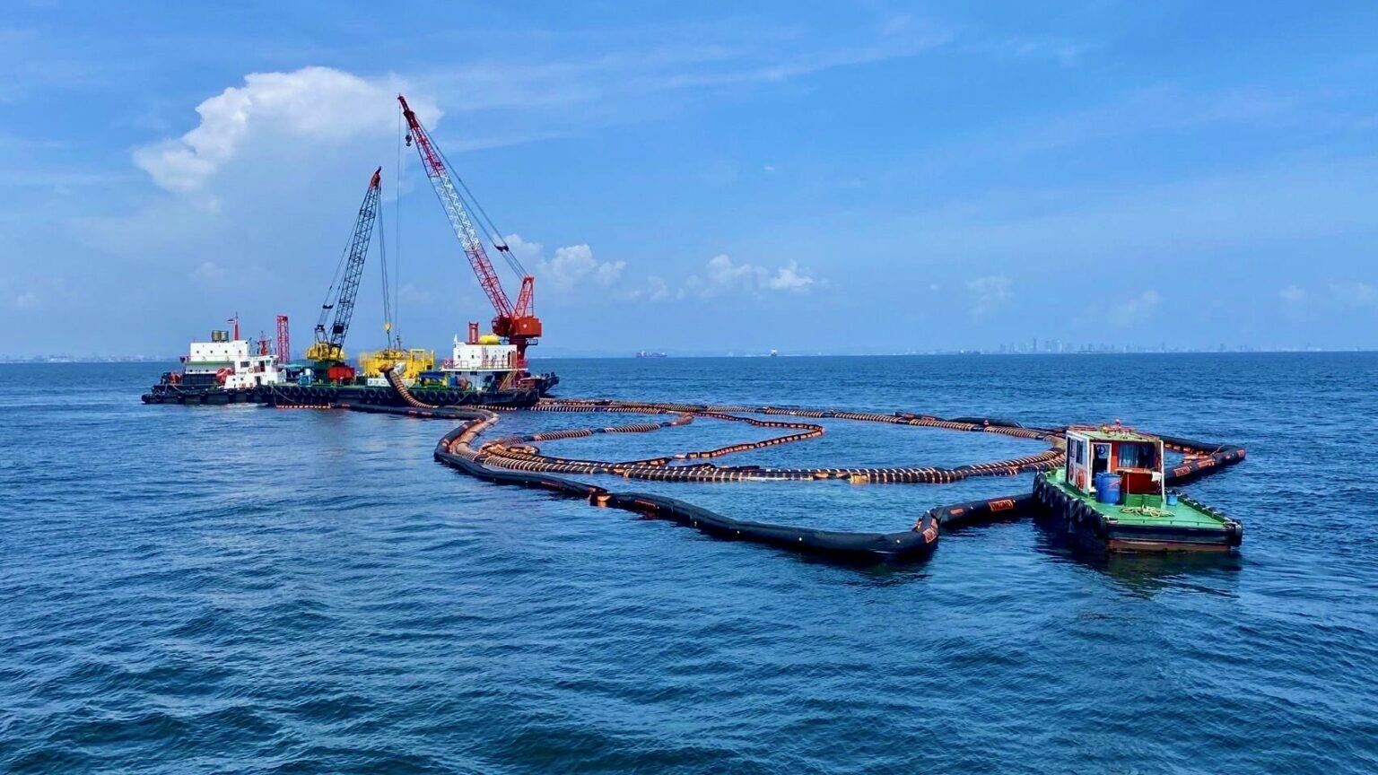 Разлив нефти в Чонбури спровоцировал быстрые усилия по ликвидации последствий