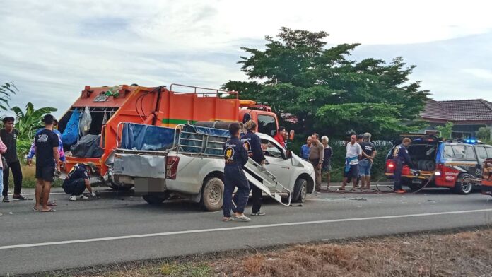 Сборщик мусора погиб под колесами пикапа в аварии в Банги Пае