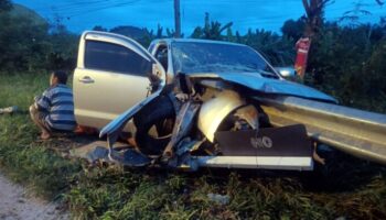 Семья выжила в аварии в Лампанг, когда оградительное барьерное сооружение проткнуло пикап.