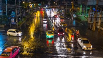 Сильные дожди и внезапные наводнения продолжают обрушиваться на Таиланд.