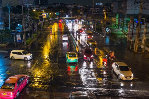 Сильные дожди и внезапные наводнения продолжают обрушиваться на Таиланд.