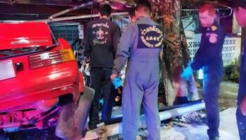 Скоростной автомобиль врезался в дом в Бангкоке, убив одного человека