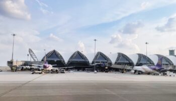 Снижение туристического потока приводит к резкому падению акций тайской аэропортной компании в Азии.