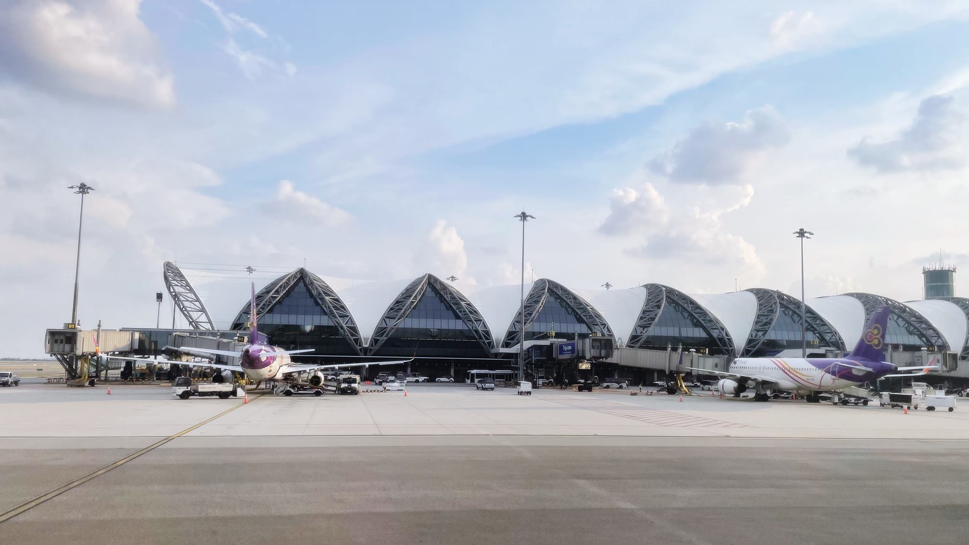 Снижение туристического потока приводит к резкому падению акций тайской аэропортной компании в Азии.