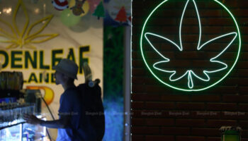 Сомсак подписывает распоряжение, требующее рецепта врача для получения каннабиса.