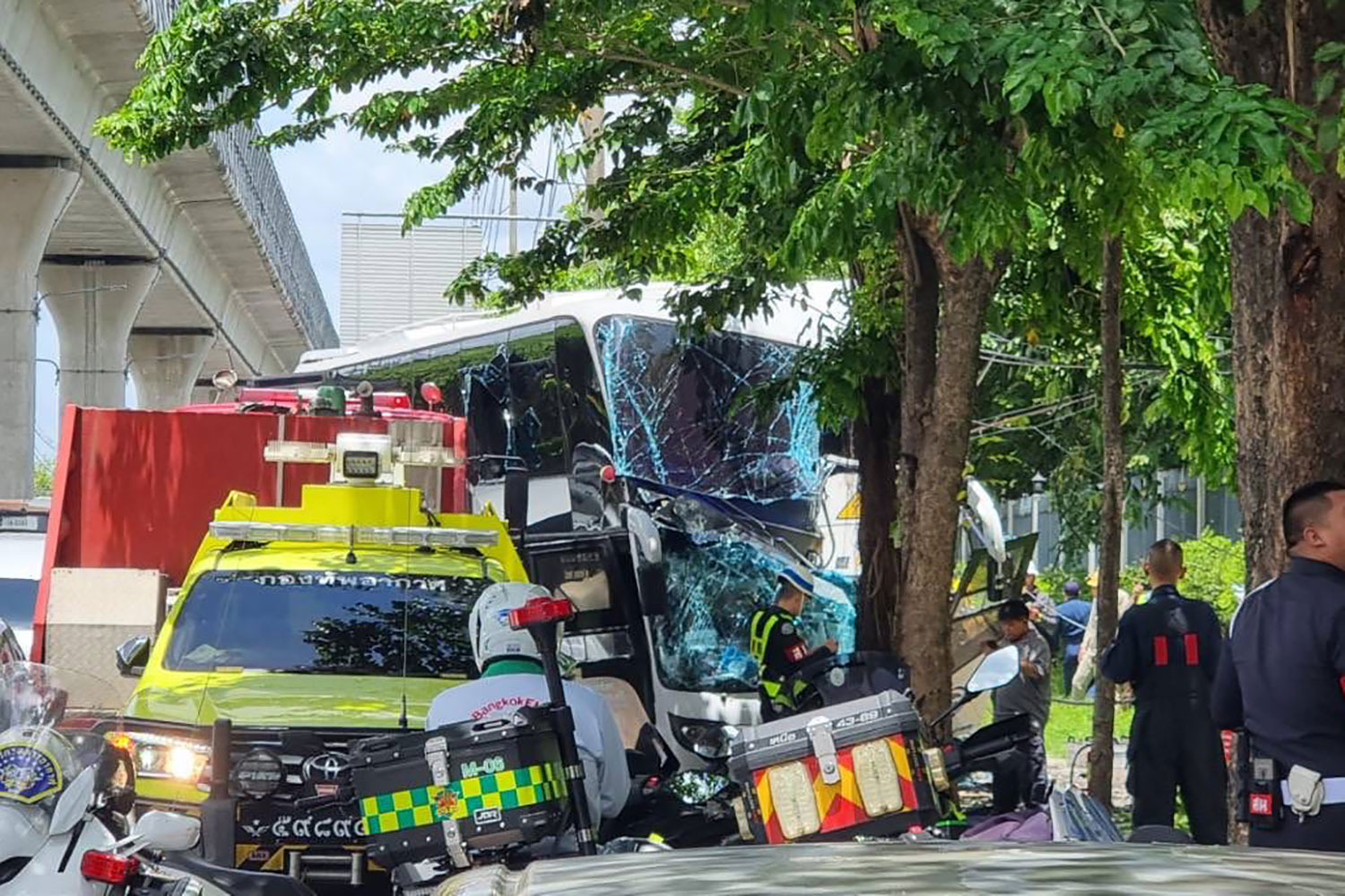Студенты-иностранцы по обмену пострадали при наезде автобуса на столб электропередачи в Бангкоке