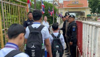 Таиланд ослабляет некоторые пограничные контрольные меры с Камбоджей, чтобы помочь застрявшим людям и транспортным средствам.