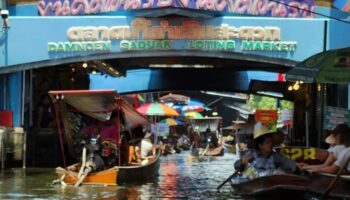 Таиландская женщина кричит, заплатив 9,500 бат за поездку на лодке на плавучем рынке