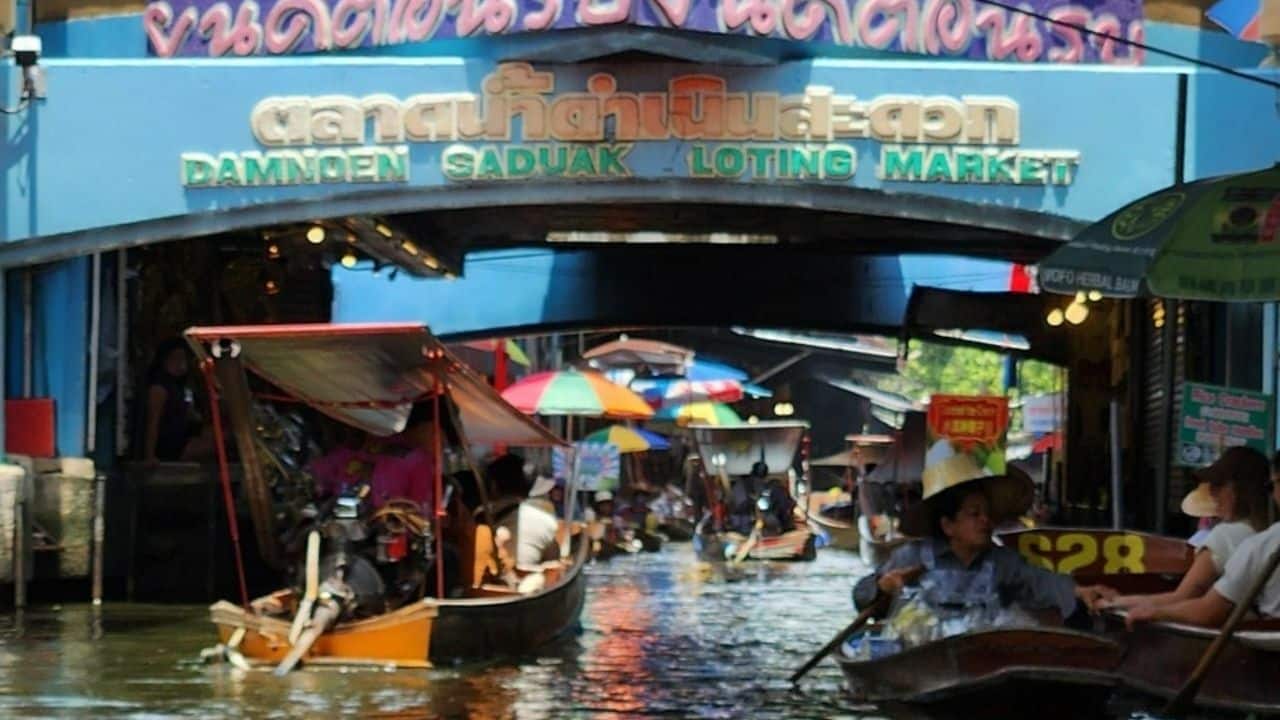 Таиландская женщина кричит, заплатив 9,500 бат за поездку на лодке на плавучем рынке