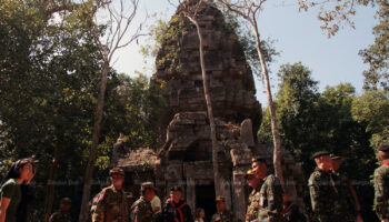Таиландские солдаты просят поющих камбоджийцев разойтись
