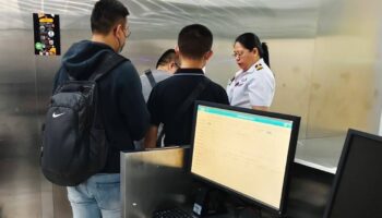 Тайваньская троица задержана в аэропорту Таиланда за контрабанду мошеннических телефонов