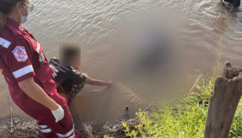 Тайное тело, об wrapped в ткани, найдено плавающим в канале Аюттхая